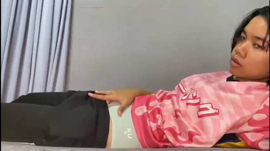 Bokep Dedek remas susu sambil elusin memek sempit